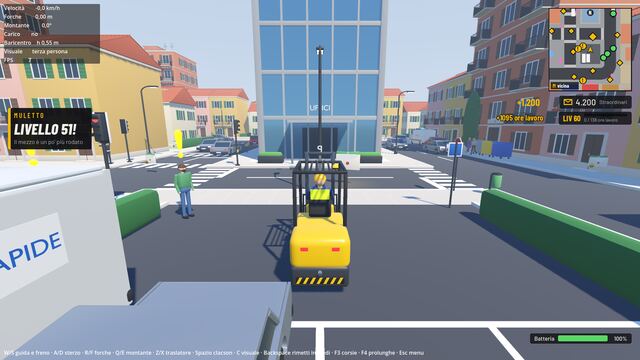 Città: il muletto a un incrocio, tra auto e pedoni